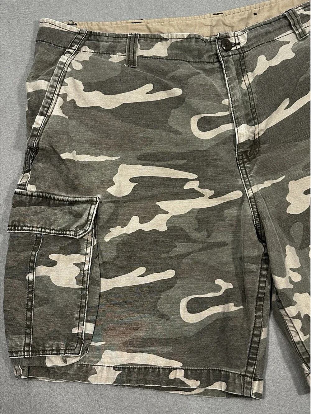 Faded Glory Mens Green Camouflage Multi Pockets Cargo Shorts SZ 42